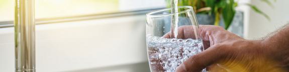 Wasser in Glas auffüllen